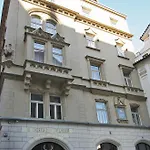 Tyn Church Apartment